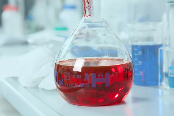 Round bottom flask with red liquid — Stock Photo, Image