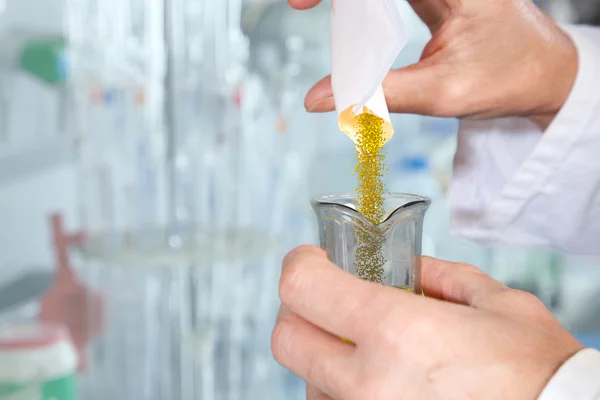 노란색 화학 결정gele chemische kristallen — Stockfoto