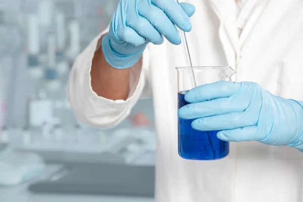 Mélange liquide bleu chimique — Photo