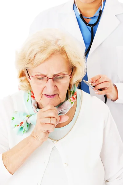 Femme âgée tousse pendant que le docteur l'examine — Photo