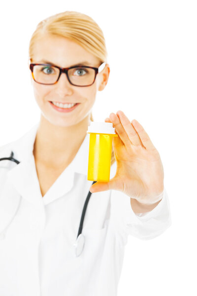Женщина-врач держит бутылку с таблетками на белом фоне
