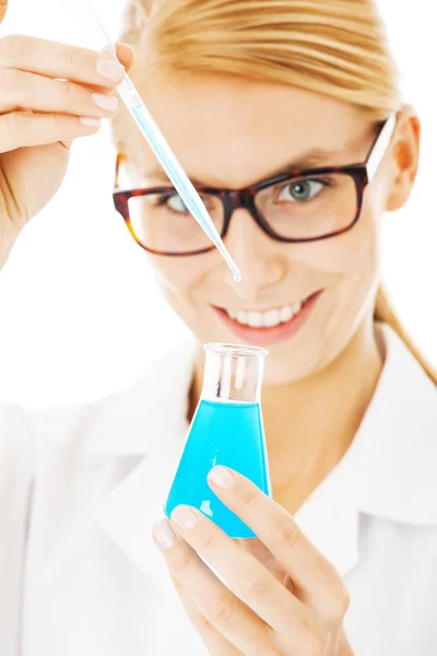 Científico mezcla química en vaso de precipitados — Foto de Stock