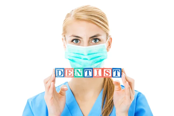 Infirmière tenant blocs orthographiant le dentiste sur fond blanc — Photo