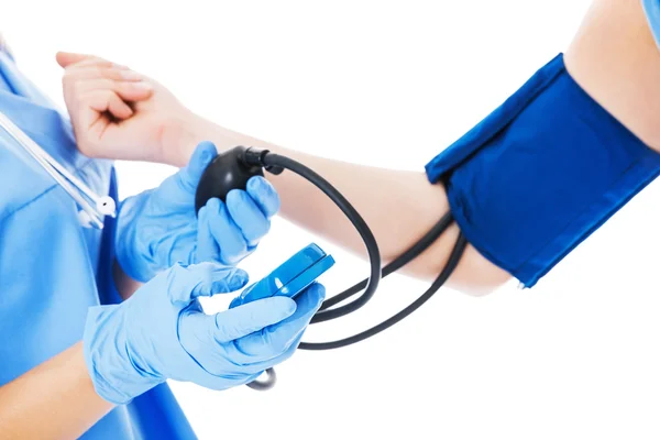 Доктор исследует кровяное давление пациента — стоковое фото