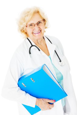 Beyaz arka plan üzerinde telli defter tutan kıdemli doktor