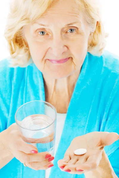 Femme âgée avec verre d'eau et tablette — Photo