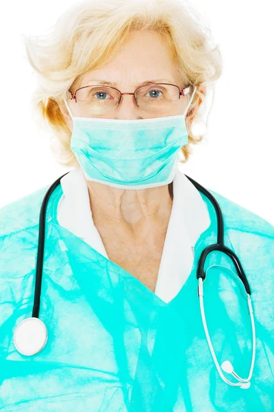 Beyaz arka plan üzerinde önlük giyen kıdemli cerrah — Stok fotoğraf