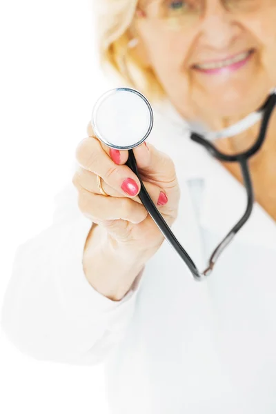 白い背景の上に聴診器を保持している先輩の女性医師 — ストック写真