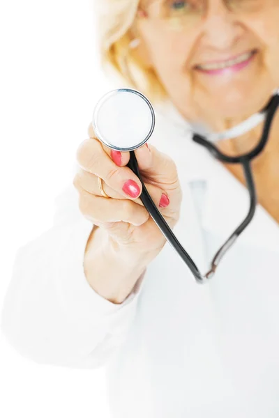 Médica Sênior Segurando Estetoscópio Sobre Fundo Branco — Fotografia de Stock