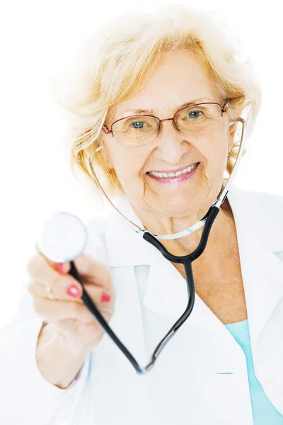 Senior Doctor Holding Stetoscopio su sfondo bianco — Foto Stock