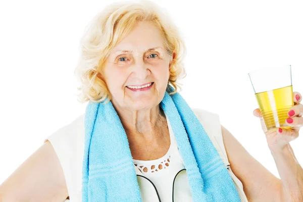 Šťastný starší žena drží Jablečná šťáva — Stock fotografie