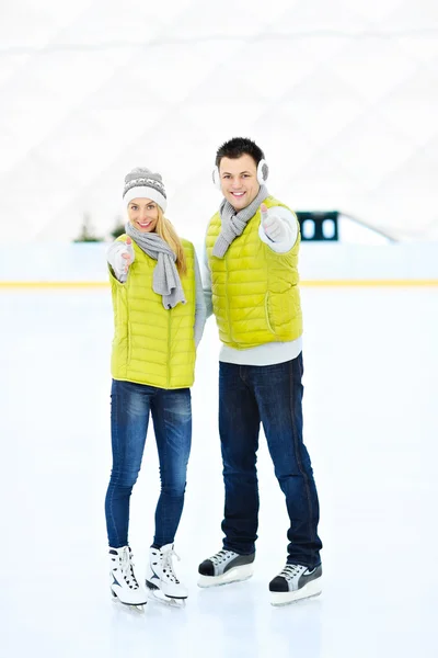 Schaatsen paar — Stockfoto