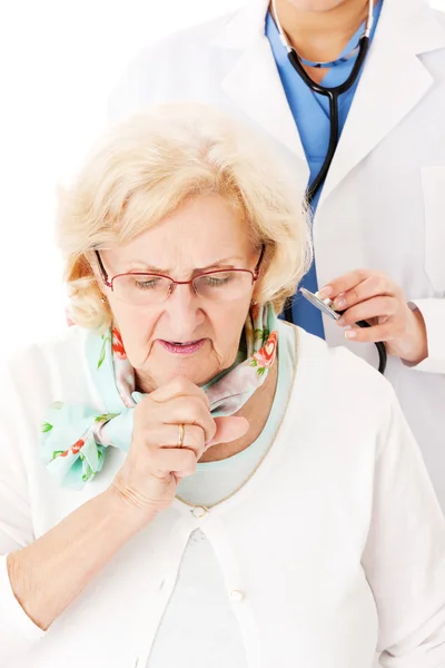 Starszy kobieta kaszel gdy lekarz bada ją — Zdjęcie stockowe