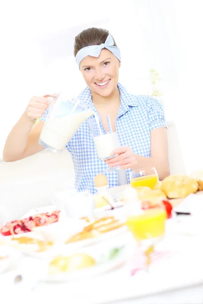 Mladá žena nalil mléko — Stock fotografie