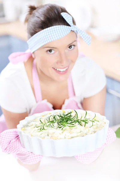 Gelukkige huisvrouw met quiche — Stockfoto