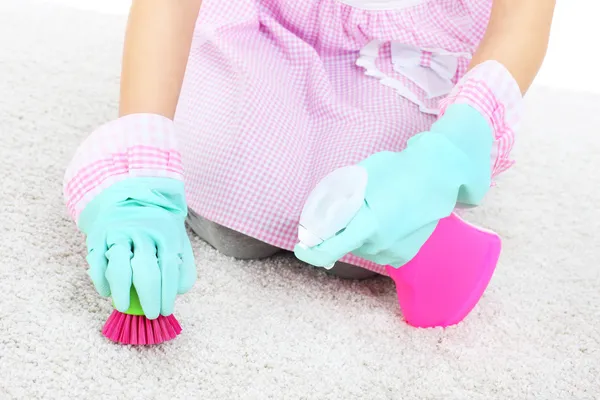 Woman cleaning stains on a carpet — Stock Photo, Image