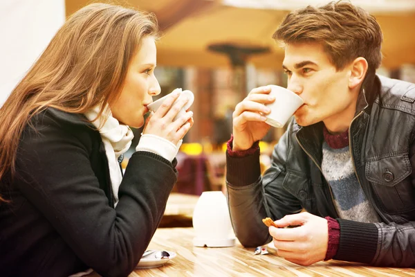 Genç çift kahve içiyor. — Stok fotoğraf