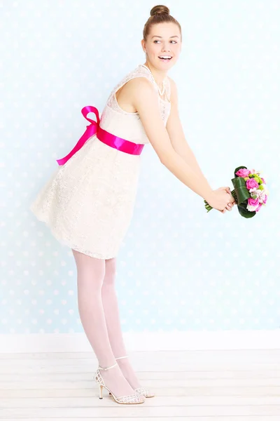 Bride throwing flowers — Stock Photo, Image