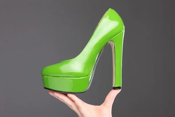 Nuova scarpa verde con tacco alto — Foto Stock