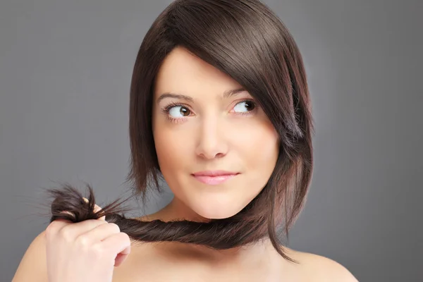 Woman looking over gray background — Stock Photo, Image