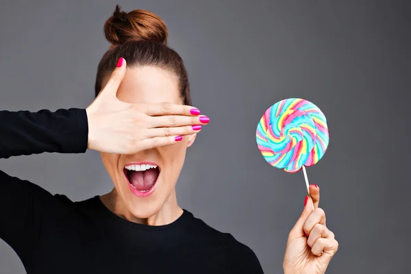 Kvinna och lollipop — Stockfoto