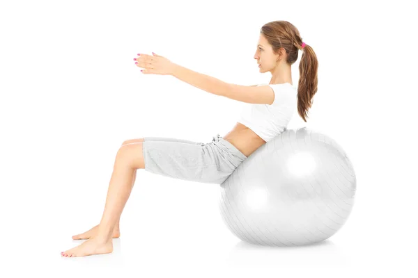 女性とボールの腹筋 — ストック写真