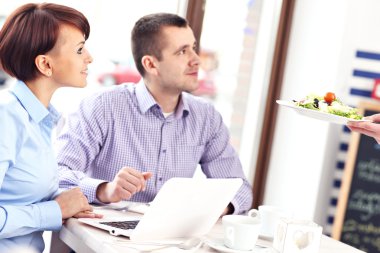 bir restoranda çalışan insanlar