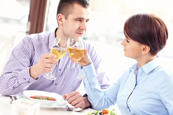 Paar drinken van wijn in een restaurant — Stockfoto