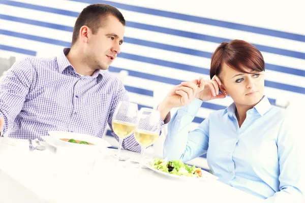 Paar gelet argument in een restaurant — Stockfoto