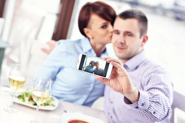 Kiss in a restaurant — Stock Photo, Image