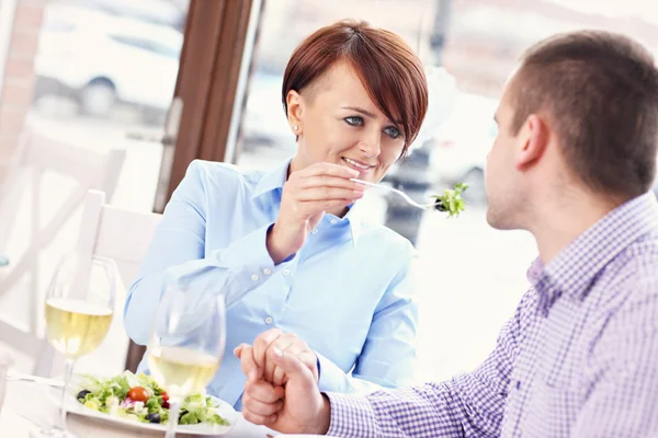 Bir restoranda bir yemek olan genç bir çift — Stok fotoğraf