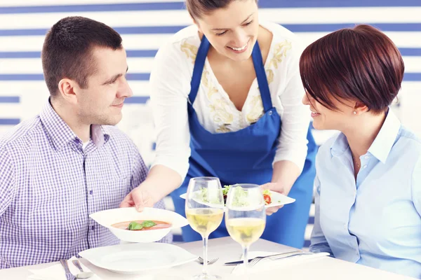 Couple being served in a restaurant — Stock Photo, Image