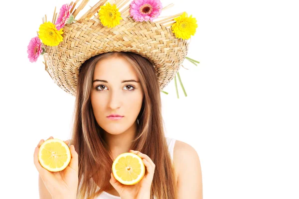 Καλοκαίρι κορίτσι σε ένα καπέλο με τα λουλούδια και τα λεμόνια — Φωτογραφία Αρχείου