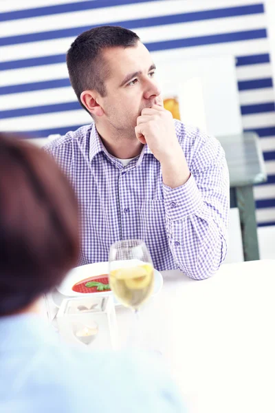 Man in een restaurant — Stockfoto