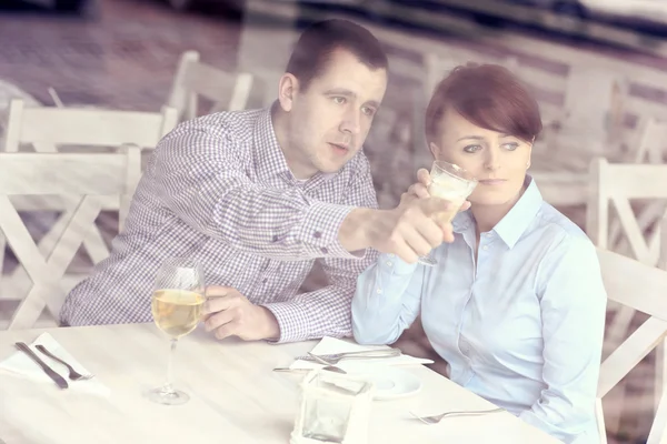 Jong stel in een cafe — Stockfoto