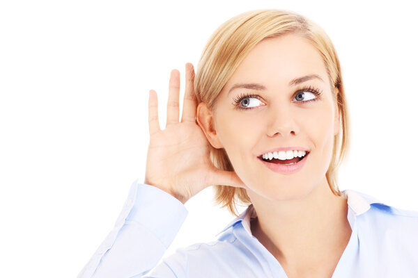 Женщина слушает
