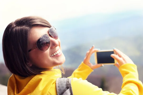 Turist tar bilder i bergen — Stockfoto