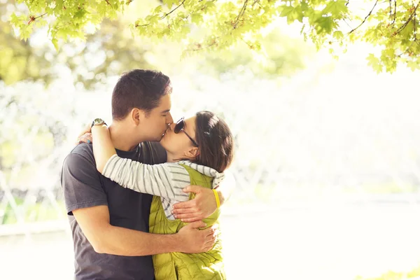 Baciare coppia nel parco — Foto Stock