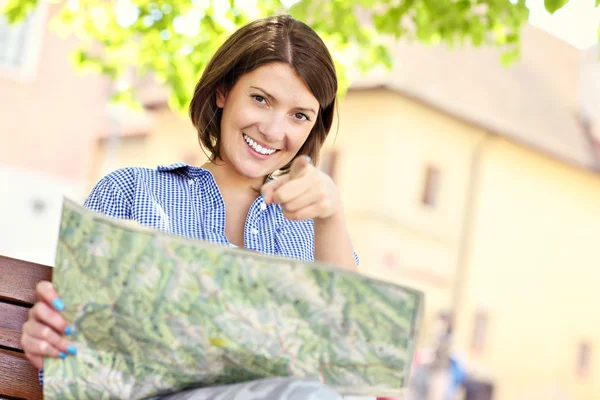 Turismo con mapa — Foto de Stock