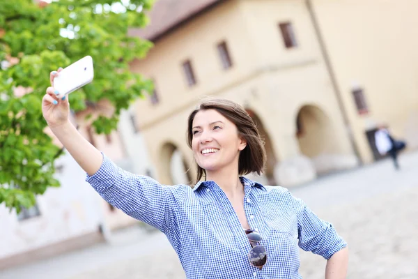 Turist tar selfie i en stad — Stockfoto