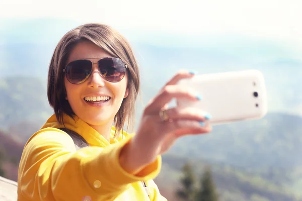 Turista tomando selfie nas montanhas — Fotografia de Stock