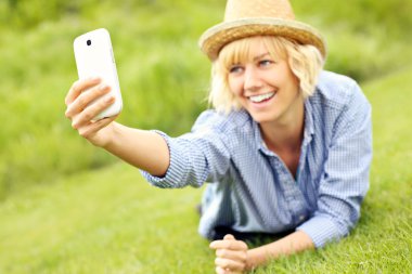 selfie çim üzerinde çekici kadın