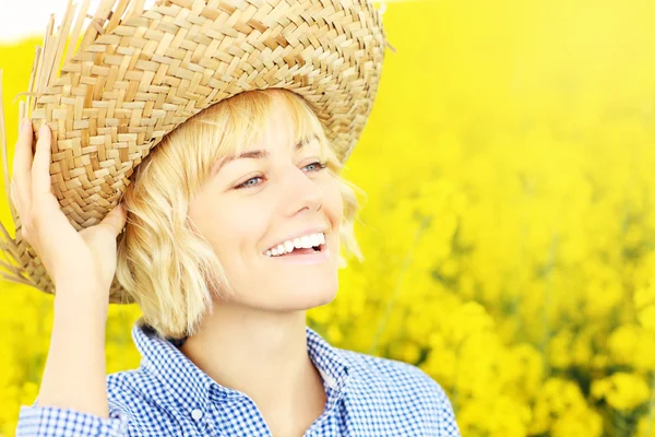 Mulher feliz em um campo de estupro amarelo — Fotografia de Stock