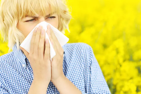 Mulher com alergia sobre flores — Fotografia de Stock