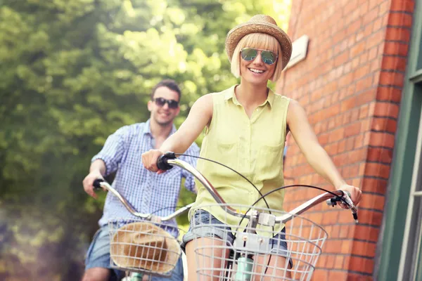 Happy tourist cycling the city — Stock Photo, Image