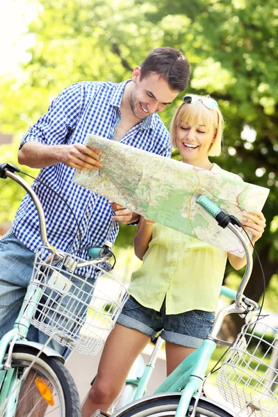 Coppia su bici — Foto Stock