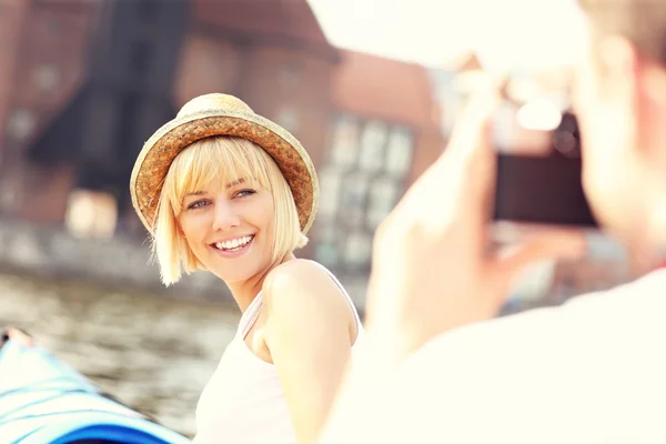 Pareja tomando fotos en kayaks — Foto de Stock