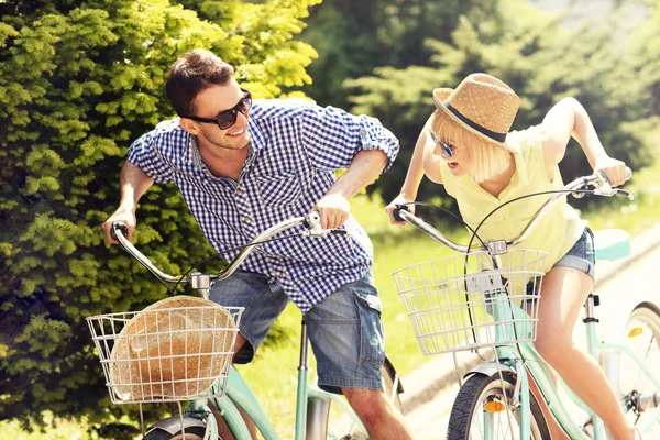 Feliz casal andar de bicicleta — Fotografia de Stock