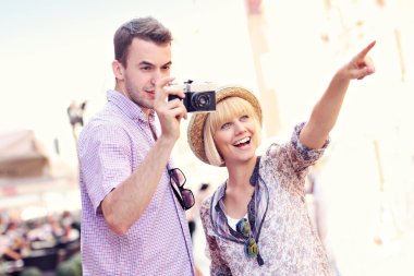 genç bir çift bir tur fotoğraf çekme