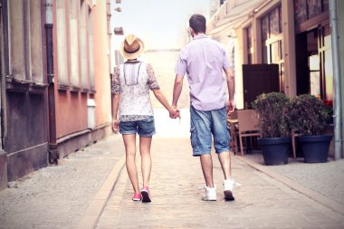 genç bir çift şehirde geziniyor